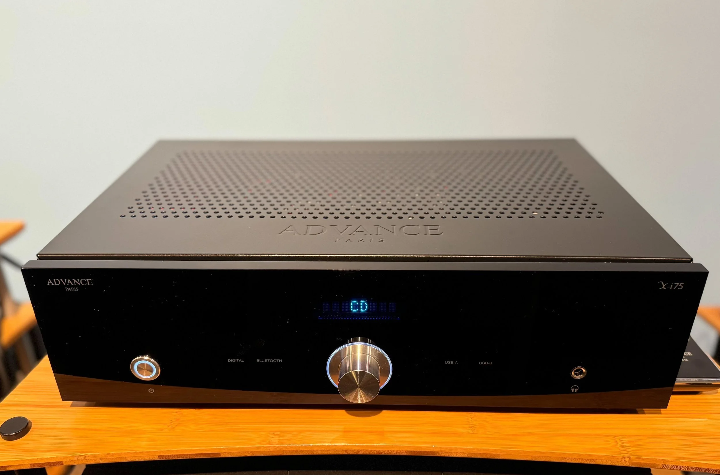 An Olympian in the making - Advance Paris x-i75 amplifier — Audio T